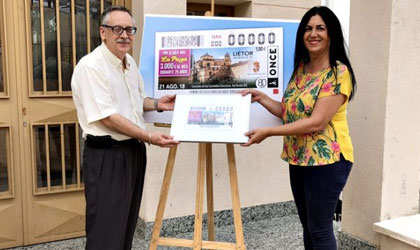 El director de ONCE Albacete y la alcaldesa de Liétor presentan el cupón del 21 de agosto