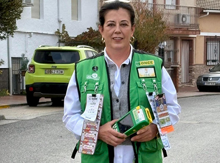 María Dolores Pacheco con sus cupones en una calle de la localidad malagueña de Antequera