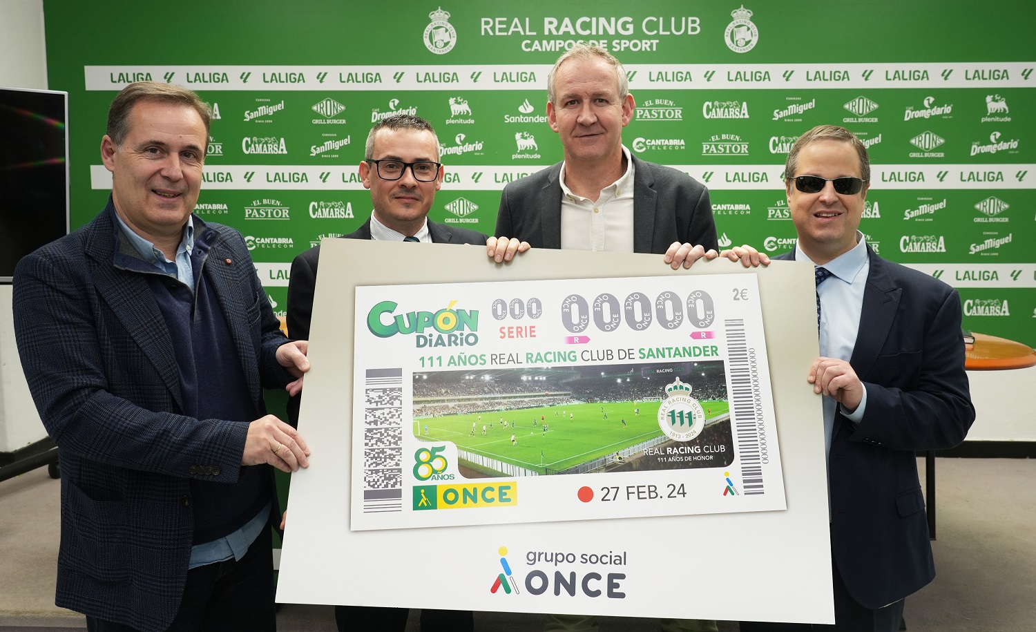 Foto de familia de la presentación del cupón dedicado a los 111 del Real Racing Club