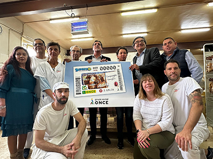 Foto de familia de la presentación del cupón dedicado a los ‘Carquinyolis’