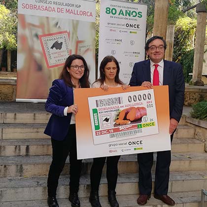 Foto de familia de la presentación del cupón dedicado al 25 aniversario del Consejo Regulador de la Sobrasada de Mallorca