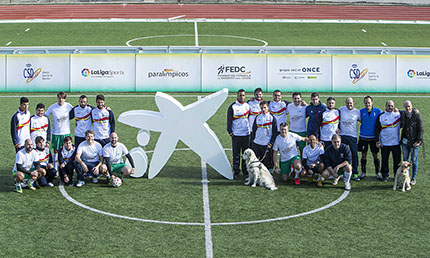 Foto de grupo empleados Caixabank y futbolistas ciegos