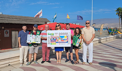 Presentación, en el Paseo Marítimo de la Playa del Zapillo de Almería, del cupón dedicado a los chiringuitos