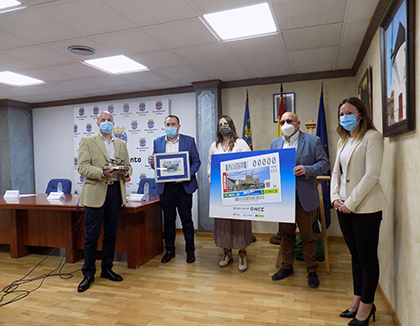 Foto de la presentación del cupón dedicado al gentilicio de Cox