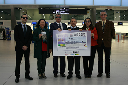 Foto de familia de la presentación del cupón de la ONCE dedicado al Aeropuerto de Murcia