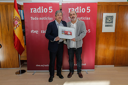 Antonio Mayor Villa entrega a Fernando Martín una copia enmarcada del cupón