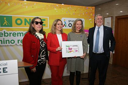 Patricia Sanz, vicepresidenta de la ONCE y presidenta del Observatorio de Igualdad de Oportunidades del Grupo Social ONCE, presenta el cupón en Murcia