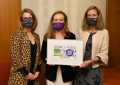 Cristina Arias, Victoria Rosell y Patricia Sanz, con una copia enmarcada del cupón