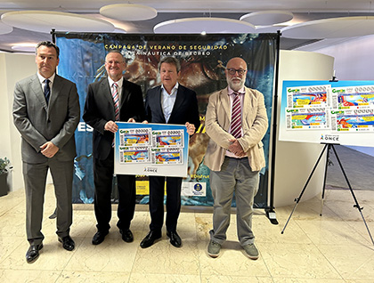Gustavo Santana, Patricio Cárceles, José Antonio Santano y José Luis García Lena, con una lámina con los cuatro cupones