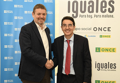 El director del British Council y Andrés Ramos estrechan su mano tras la firma del convenio