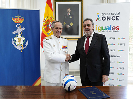 Almirante Gonzalo Sanz y Miguel Carballeda se estrechan la mano tras la firma del convenio