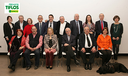 Foto de familia con todos los integrantes del jurado de los Premios Tiflos de Literatura 2018