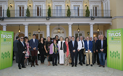 Foto de familia con todos los premiados y los jurados de los Premios Tiflos de Literatura 2018