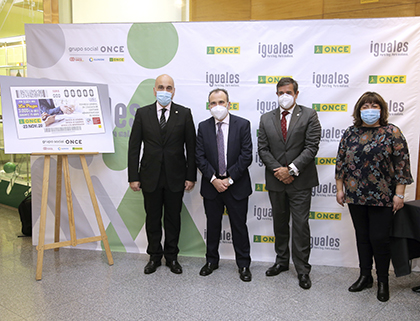 Foto de familia de la presentación del cupòn dedicado a los Gestores Administrativos de España