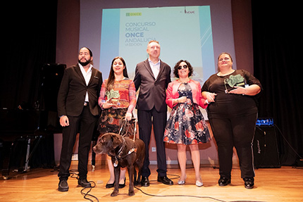 Foto familia ganadores del Concurso