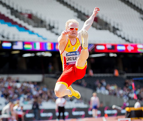 El atleta alicantino, Iván Cano, en salto de longitud