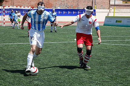 Marcelo Rosado (Málaga) y Adolfo Acosta (Madrid) en un encuentro de fútbol ciegos