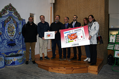 Foto de familia de la presentación del cupón de la ONCE dedicado a los Paparajotes