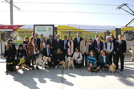 Foto familia Perro Guía y Metro Ligero Oeste