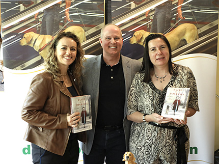 Foto de familia tras la preel libro. Editora, autor y directora de la FOPG