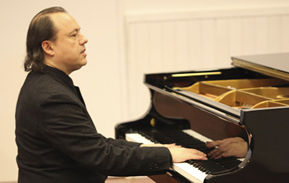 Raúl Thais al piano