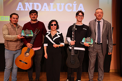 Los premiados, junto a Cristóbal Martinez e Isabel Viruet
