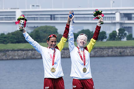 Susana Rodríguez y Sara Loehr en el podium con la medalla de oro