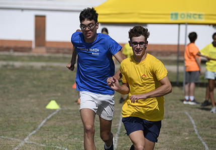 Jóvenes con discapacidad visual practican atletismo 