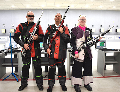 Ager Solabarrieta, Manuel Encinas y Sonia Rivero posan junto a sus rifles