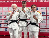 Marta Arce, Sergio Ibáñez y María Manzanero posan con sus medallas
