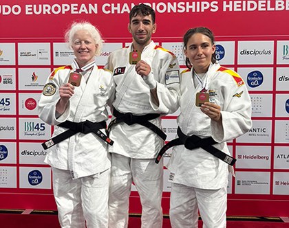 Marta Arce, Sergio Ibáñez y María Manzanero posan con sus medallas