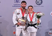 Sergio Ibáñez y María Manzanero posan con sus medallas de bronce al cuello