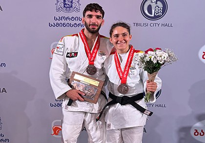 Sergio Ibáñez y María Manzanero posan con sus medallas de bronce al cuello