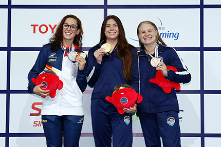 Marian Polo en el podium con su medalla de plata 