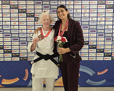 Marta Arce posa con su medalla junto a la técnico de judo de la FEDC, Marina Fernández
