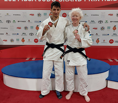 Daniel Gavilán y Marta Arce posan con su medalla de bronce