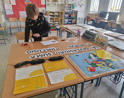 Estudiante trabajando en el Concurso Escolar