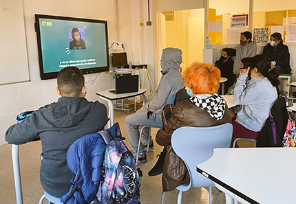 Estudiantes viendo uno de los videos propuestos por el 37 Concurso Escolar del Grupo Social ONCE