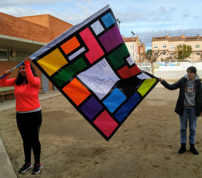 Estudiantes portando una de las banderas presentadas al concurso