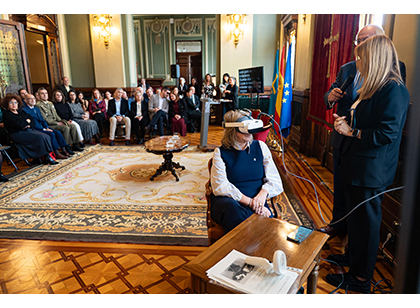 Celia Fernández, vicepresidenta primera de la Junta General del rincipado de Asturias, con gafas simulación baja visión