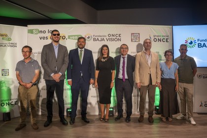 Foto de familia de la presentación de la Fundación ONCE Baja Visión en Extremadura