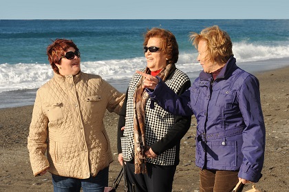 varias mujeres afiliadas pasean por la playa