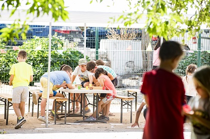 Chicos y chicas en uno de los campamentos de la ONCE