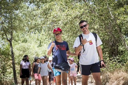 Un niño y un monitor en un campamento de inclusión