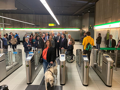 Una afiliada de la ONCE y su perro guía en los tornos de acceso al Metro de Málaga