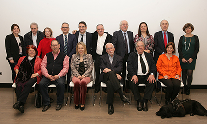 Foto de familia con todos los miembros de los diferentes jurados de los Premios Tiflos de Literatura 2018