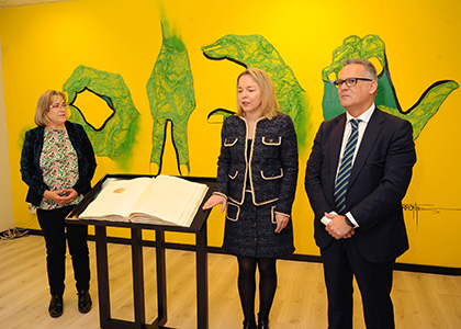 De izquierda a derecha, Teresa Díaz, Ana Díaz, y Ángel Luis Gómez, en la presentación del libro