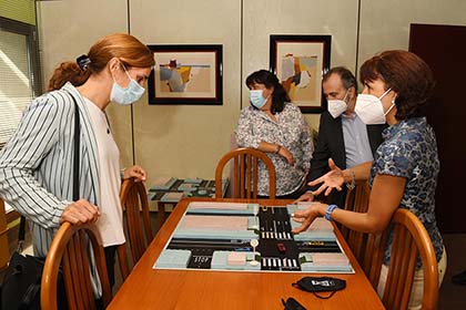 Mónica García junto a Luis Natalio y Teresa Rodríguez en un momento de la visita