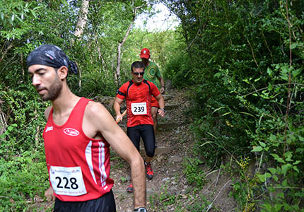 Montañeros ciegos, con barra direccional, en plena competición