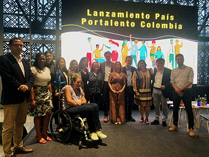 Foto de familia con los asistentes del Grupo Social y de Comfama tras la presentación de 'Portalento Colombia'